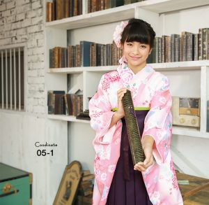 小学校の卒業式を袴で出る女の子