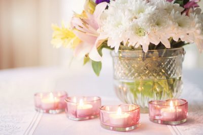 結婚式のテーブルにピンクのキャンドルとお花