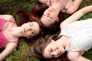 ドレスアップした女性３人