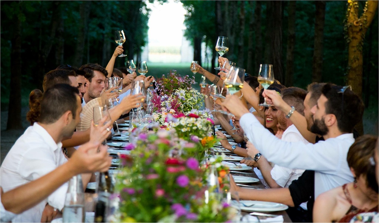 結婚式のパーティーで乾杯をするゲスト
